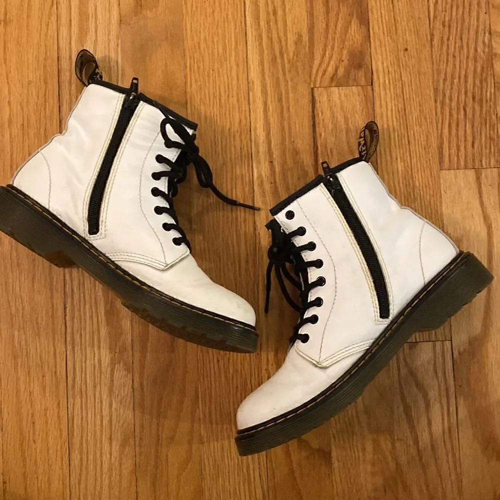 Dr Martens sz womens/girls 5 white lace up boots great condition wear shown